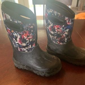Size 12 Kids Bogs winter boots